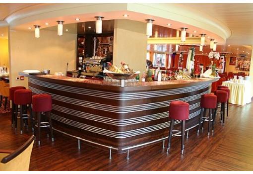 El bar por la noche es ameno y entretenido